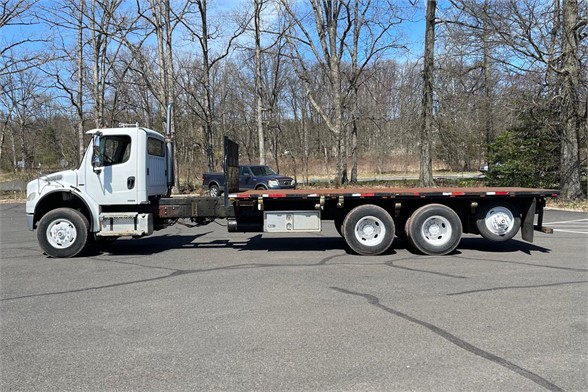 2005 FREIGHTLINER BUSINESS CLASS M2 106 FLATBED TRUCK #927267